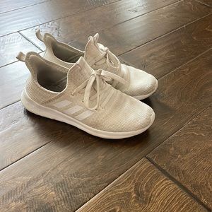 White adidas cloud foam running shoes size: 6 1/2